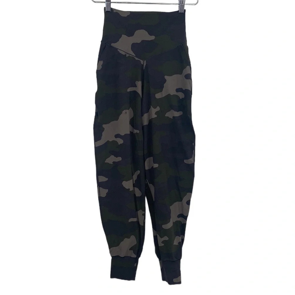 Offline by Aerie Real Me Leggings Jogger Pants Women Size Small Green Camouflage